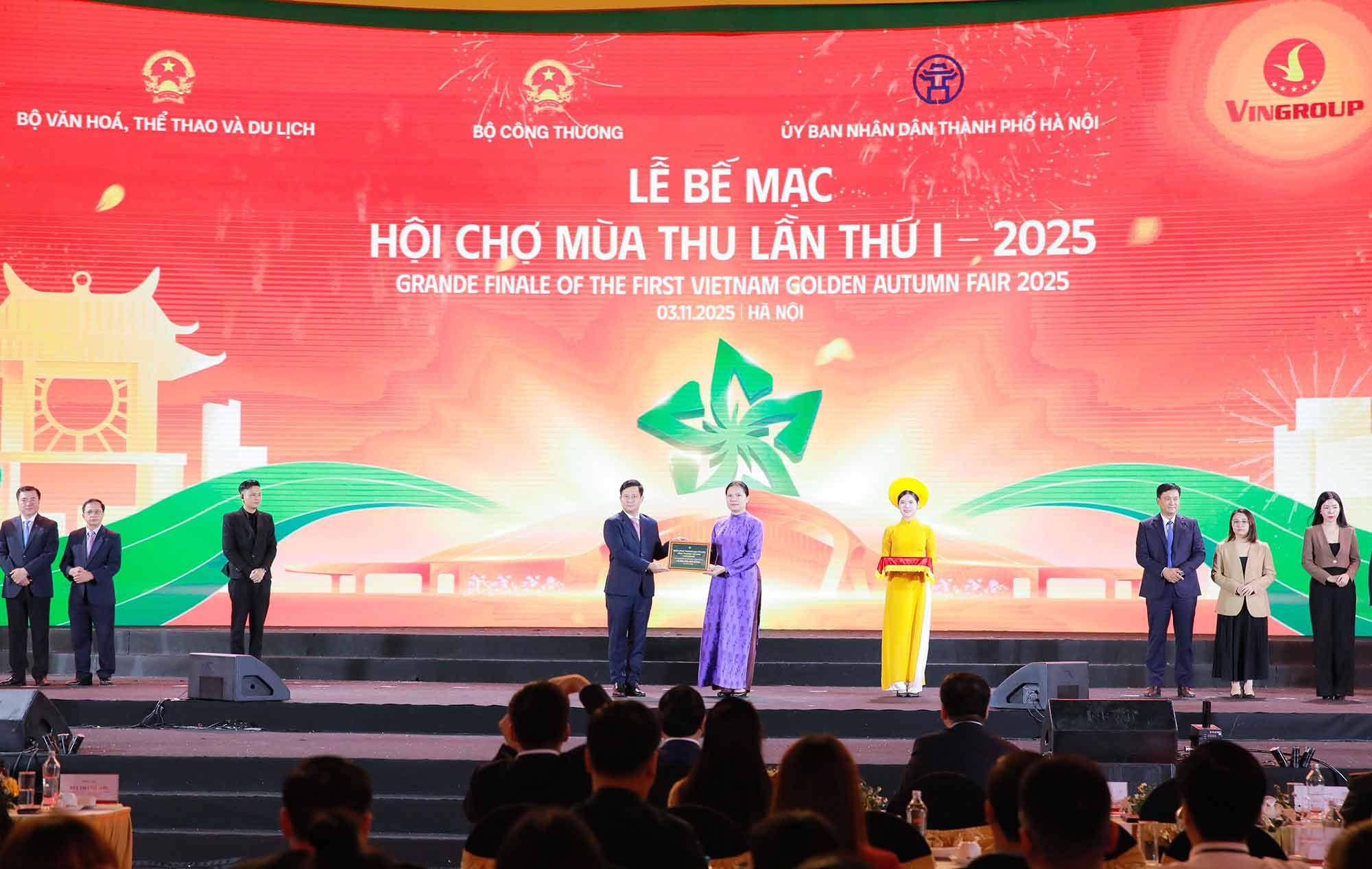 Đại diện VietinBank, ông Trần Công Quỳnh Lân - Phó Tổng Giám đốc trao tặng biểu trưng 10 tỉ đồng ủng hộ đồng bào khắc phục hậu quả thiên tai. Ảnh: VietinBank