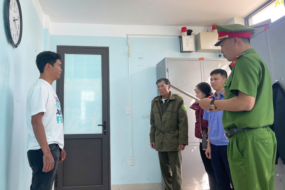 Công an tỉnh Gia Lai thi hành lệnh bắt tạm giam Nguyễn Hồng Vũ. Ảnh: Công an