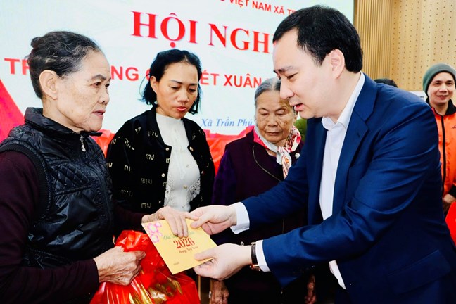 Dr. Vu Van Tien directly presented 50 gifts from the "For the Poor" Fund to poor and near-poor households in Tran Phu commune. Photo: VFF