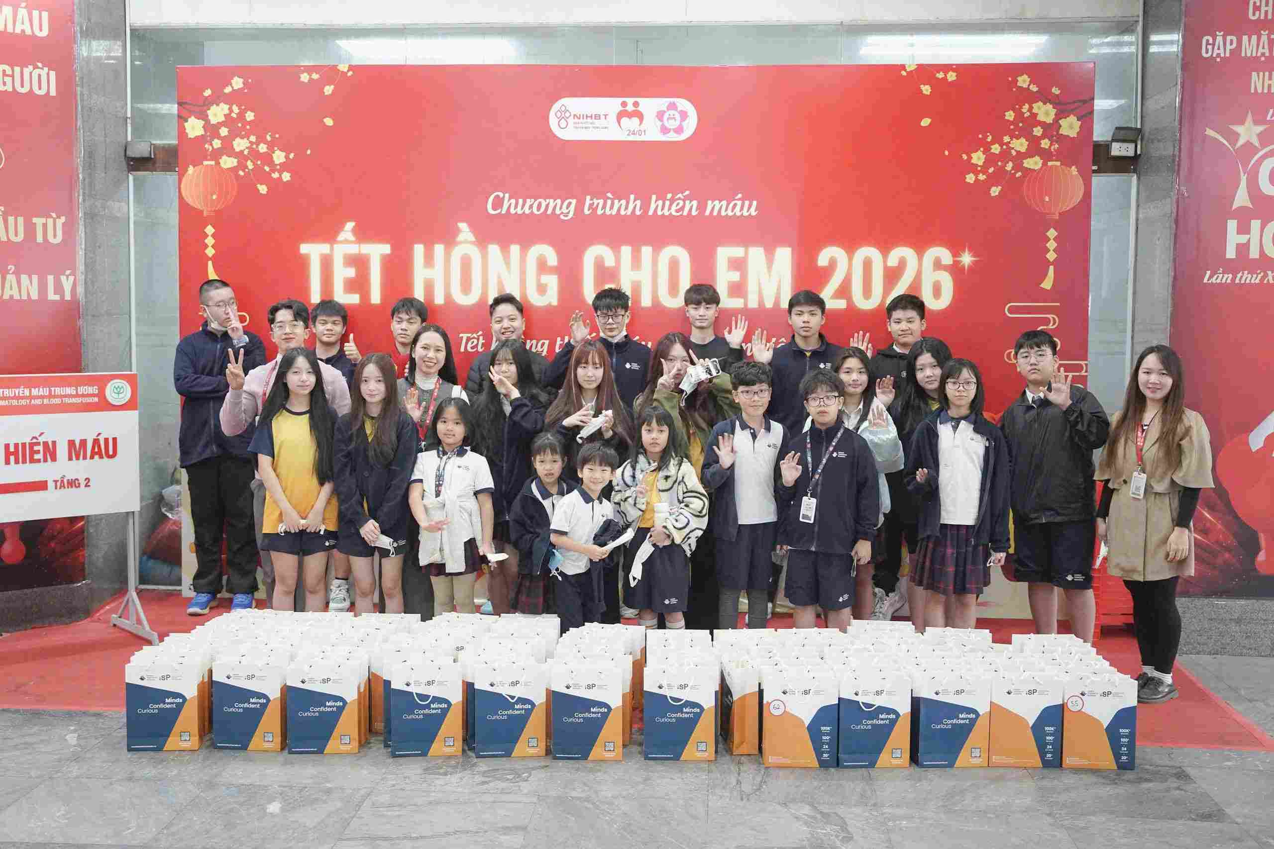 Students of Hanoi - Toronto School bring Tet to the hospital with love. Photo: Hanoi Toronto School