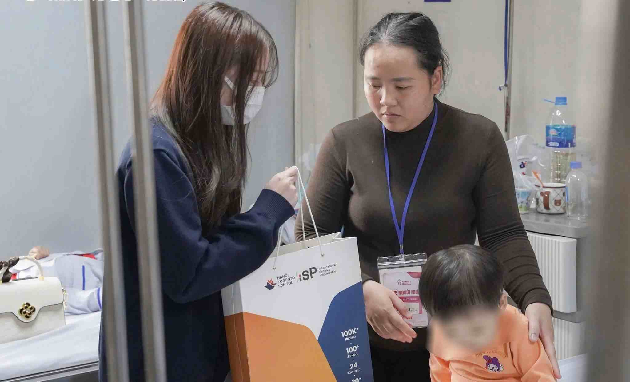 Mang Tết vào bệnh viện bằng yêu thương. Ảnh: Hanoi Toronto School