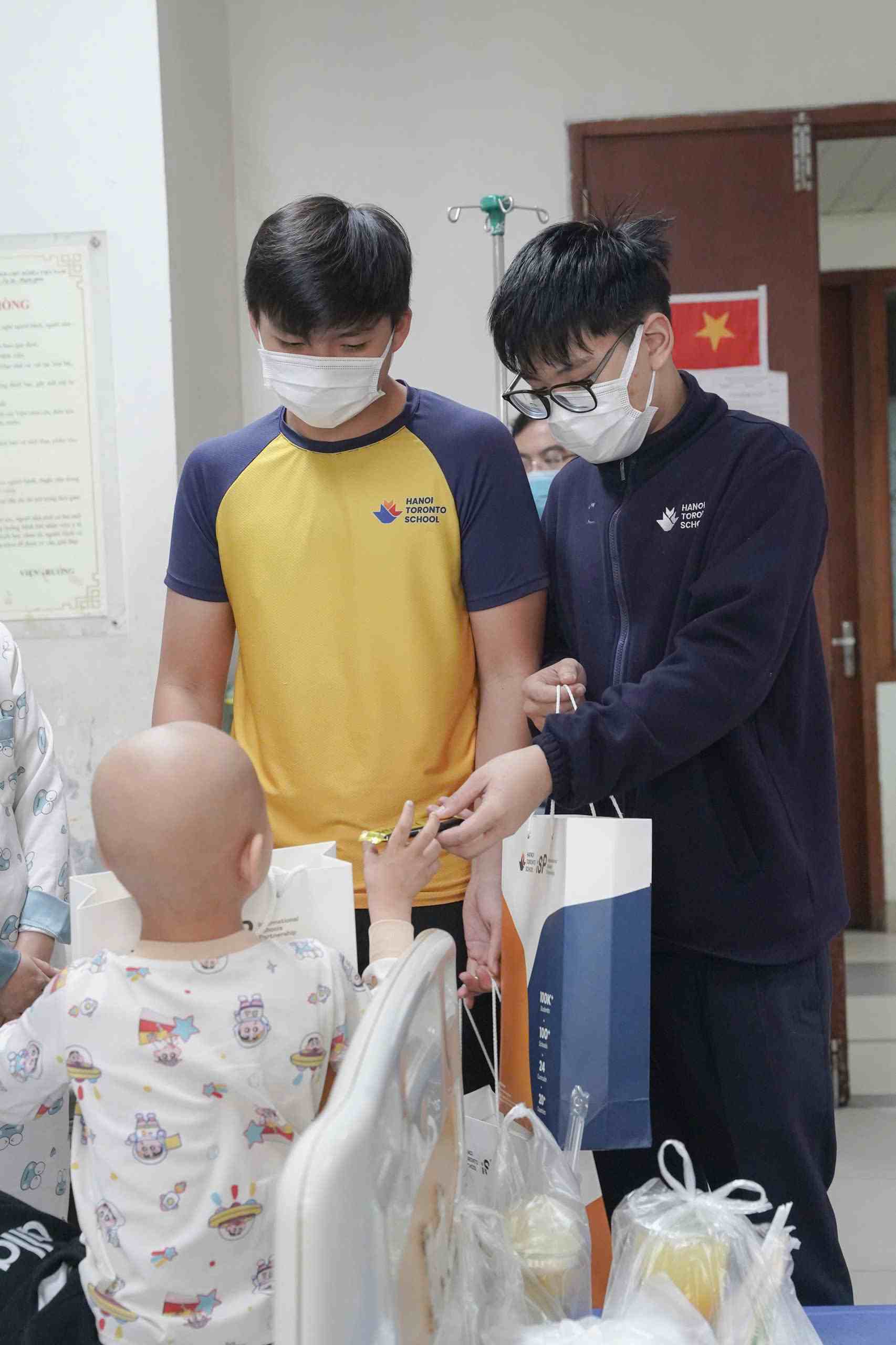 Mang Tết vào bệnh viện bằng yêu thương. Ảnh: Hanoi Toronto School