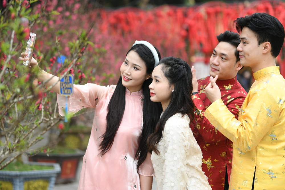 Young men and women check-in in the spring flower space of Ly Thai To. Photo: Thai Son