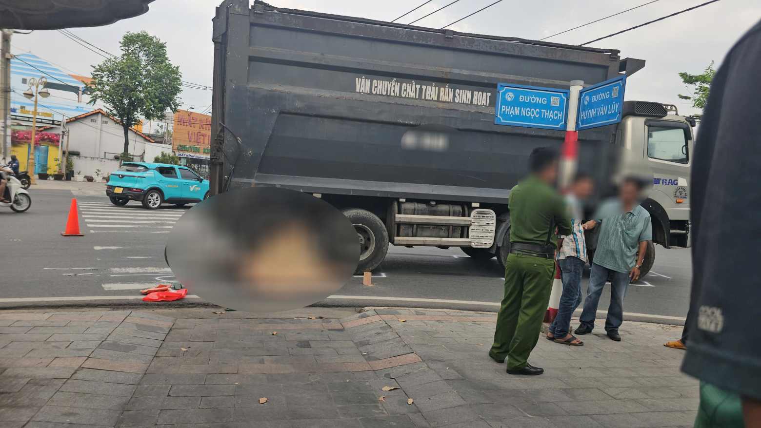 Scene of the accident that killed an elderly woman. Photo: Dinh Trong