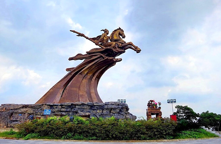 The statue of Saint Giong is placed at the highest point on Da Chong mountain communal house. Photo: Hanoi Department of Culture and Sports.