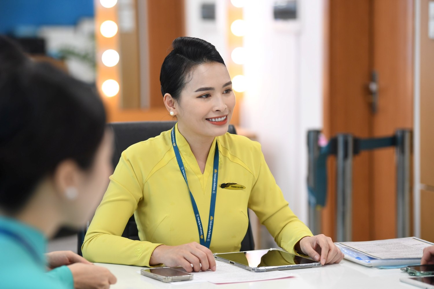 Nữ tiếp viên trưởng cùng tổ tiếp viên họp chuẩn bị trước giờ làm nhiệm vụ mùa cao điểm