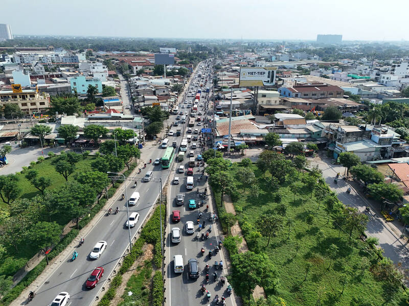 Nhiều gia đình tranh thủ rời thành phố sớm để tránh cao điểm buổi tối, tạo nên cảnh tượng đông đúc kéo dài.