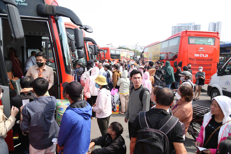 Trong khi đó, tại bến xe miền Tây lượng người dân đổ về đây đang tăng cao.