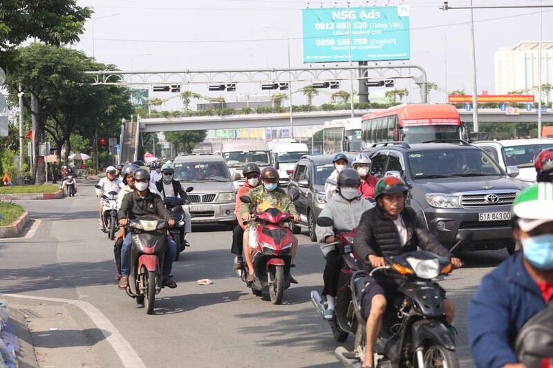 Những dòng xe máy chở theo hành lý lỉnh kỉnh, ô tô nối đuôi nhau di chuyển.