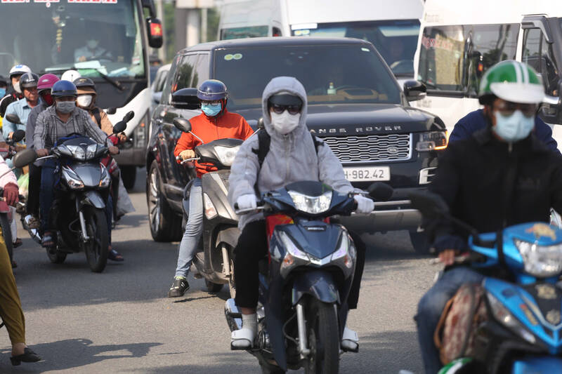 Khu vực cửa ngõ miền Tây tấp nập các phương tiện nhưng không xảy ra tình trạng ùn ứ.