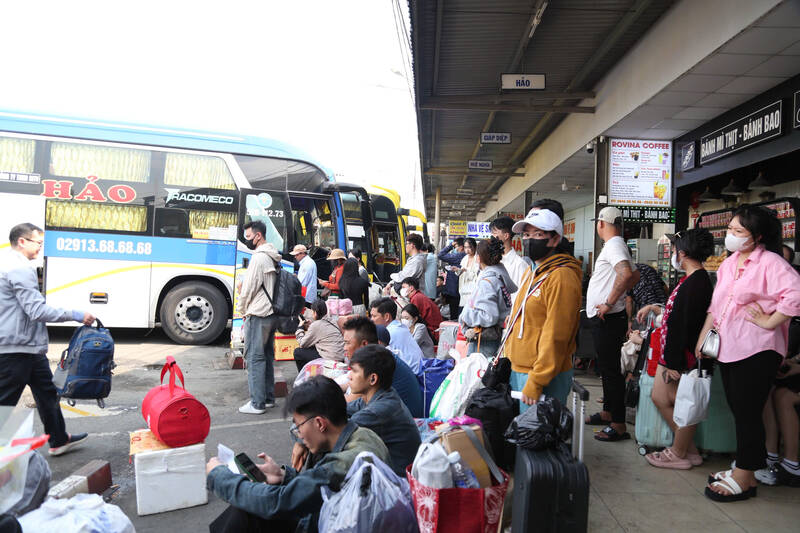 Theo dự báo số lượng hành khách qua Bến xe miền Tây 10 ngày trước tết, hôm nay ngày 26 tháng chạp (13.2 dương lịch), tức trước kỳ nghỉ tết 1 ngày là ngày khách qua bến xe đông nhất với 68.500 lượt hành khách (2.252 chuyến xe) tăng hơn 6% so với cùng kỳ năm ngoái và tăng 144% so với ngày thường.