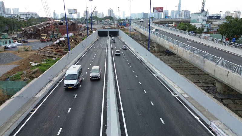 Tình hình giao thông tại nút giao An Phú khá thông thoáng nhờ hệ thống hầm chui mới đưa vào khai thác.