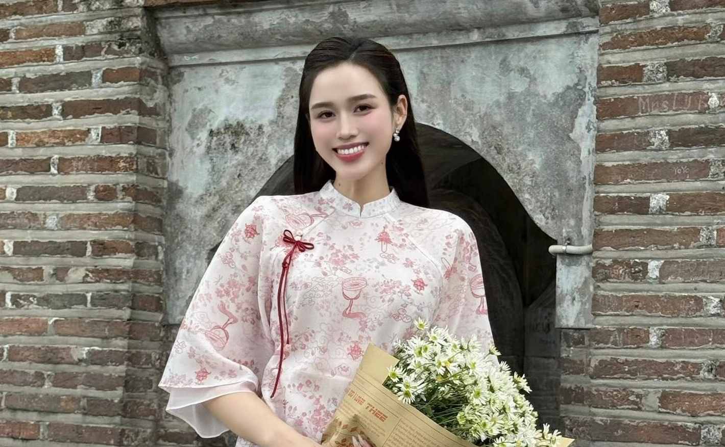 Miss Do Ha is beautiful wearing ao dai. Photo: NVCC