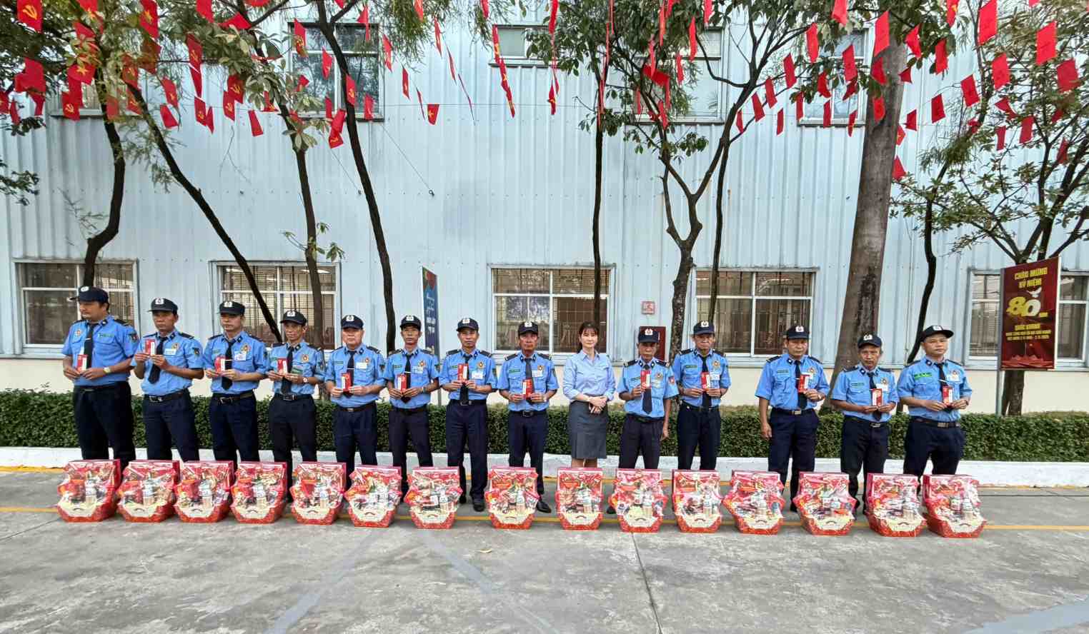 Grassroots trade unions and companies give gifts to employees working as security guards, on duty during Tet. Photo: Provided by Grassroots Trade Union