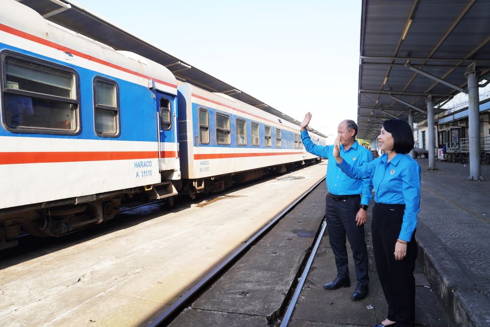 Trade Union train takes Da Nang workers home for Tet. Photo: Tran Thi