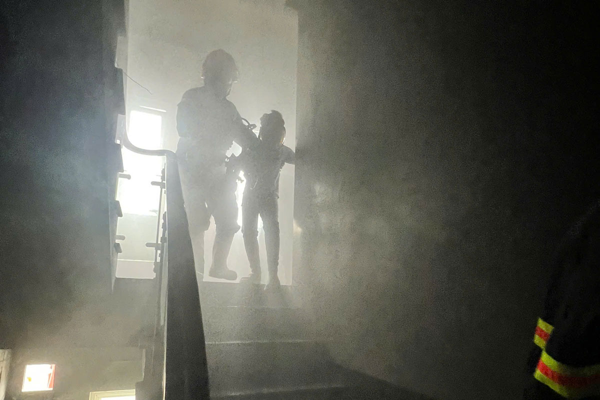 Fire and Rescue Police force rescues people trapped on the 3rd floor. Photo: Minh Hoan