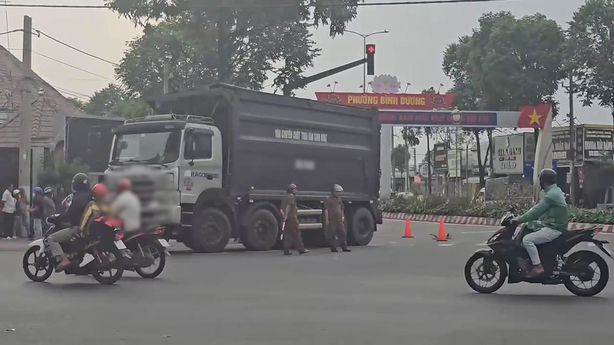 Scene of the truck and bicycle accident that killed the woman. Photo: Dinh Trong