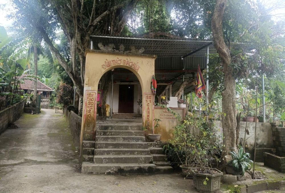 Đền thờ Bà áo trắng (cách Cây đa 5 giếng vài trăm mét) được người dân lập nên để thờ tự. Ảnh: Quách Du