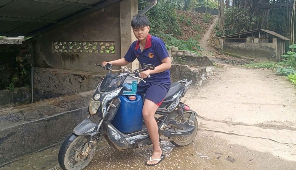 Hàng ngày và dịp Tết, người dân thôn Đự vẫn thường xuyên đến lấy nước tại Cây đa 5 giếng mang về để nấu ăn. Ảnh: Quách Du