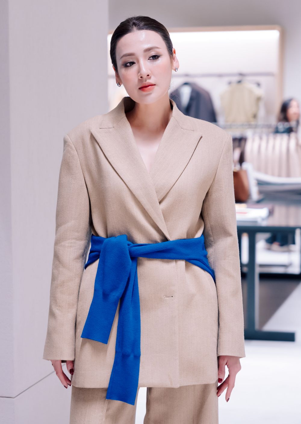 Á hậu Tú Anh khoe phong cách thời trang tối giản với trang phục Zara. Ảnh: NVCC