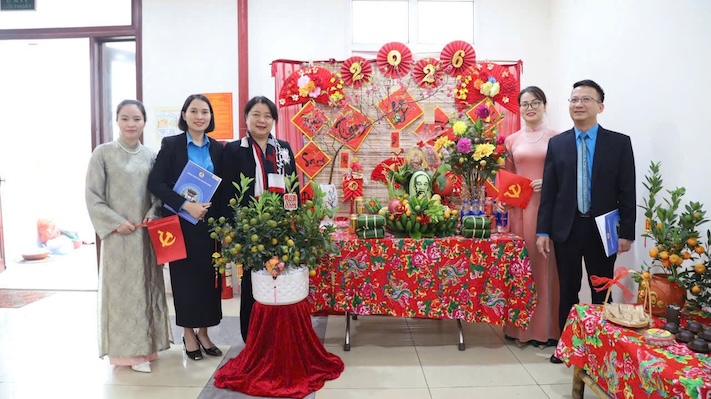 Lãnh đạo LĐLĐ Thành phố và lãnh đạo Công đoàn xã tham quan các điểm trưng bày tại Chương trình Tết Sum vầy – Xuân ơn Đảng. Ảnh: CĐCS