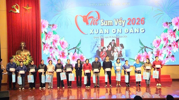 Trao quà Tết cho đoàn viên, người lao động tại Chương trình Tết Sum vầy – Xuân ơn Đảng. Ảnh: CĐCS