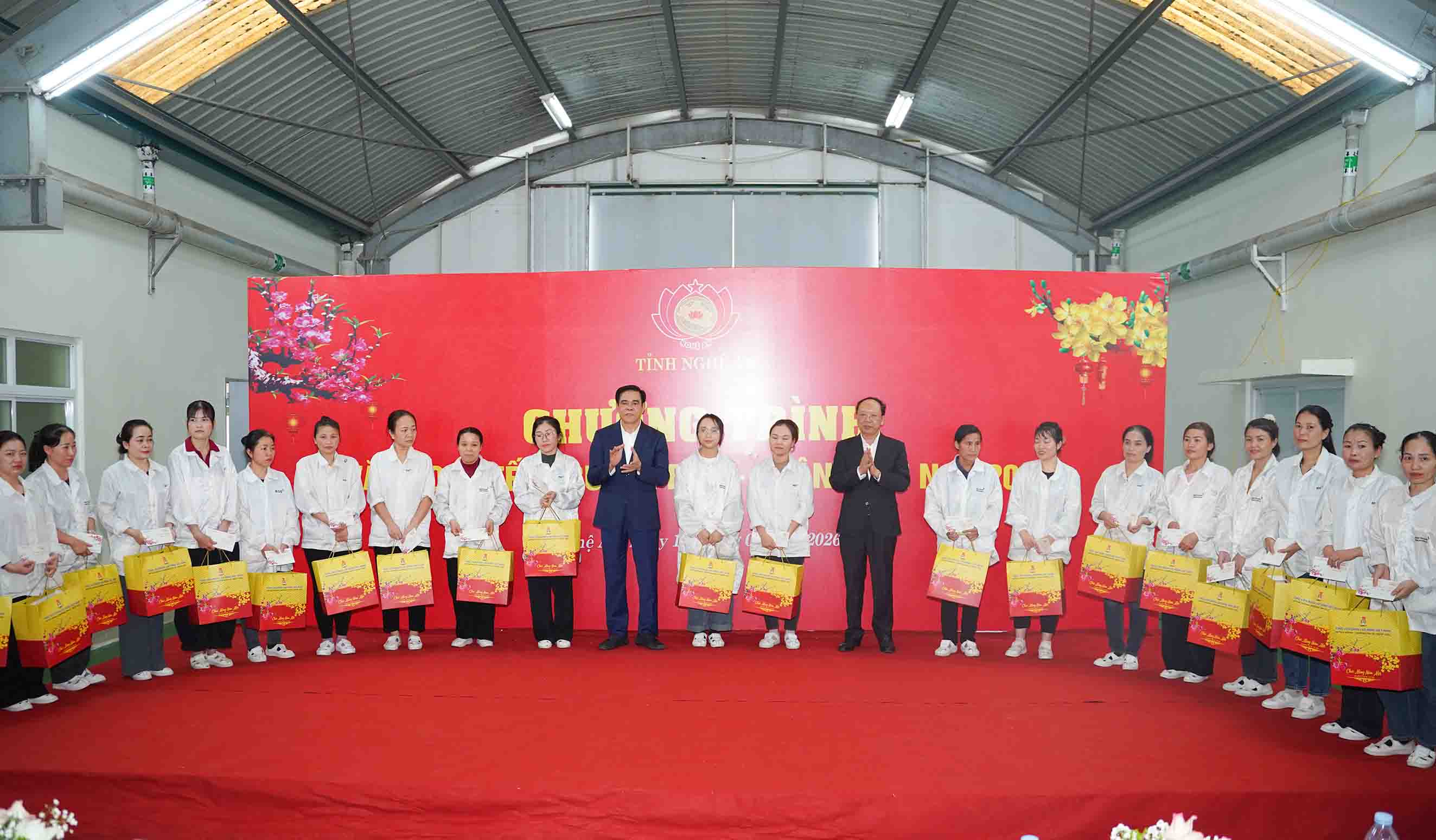 Lãnh đạo tỉnh Nghệ An trao quà của Tổng LĐLĐ Việt Nam cho công nhân BSE Việt Nam. Ảnh: Duy Chương