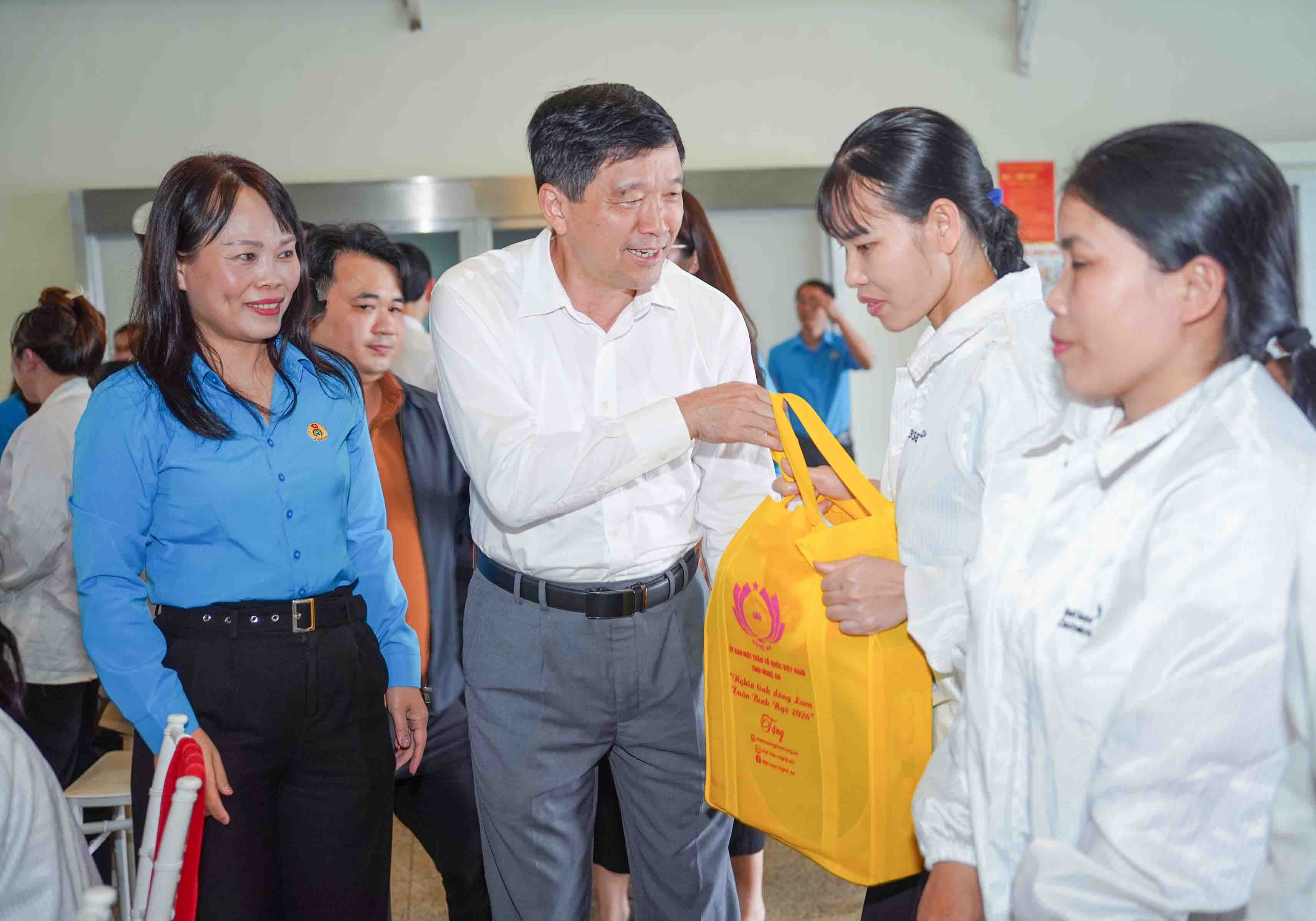 Chủ tịch LĐLĐ tỉnh Nghệ An Kha Văn Tám trao quà cho công nhân BSE Việt Nam. Ảnh: Duy Chương