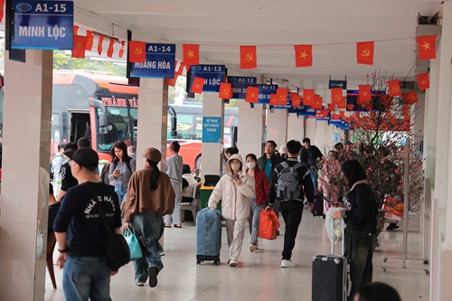 Hành khách tại Bến xe Giáp Bát chiều 26 Tết. Ảnh: Minh Hạnh