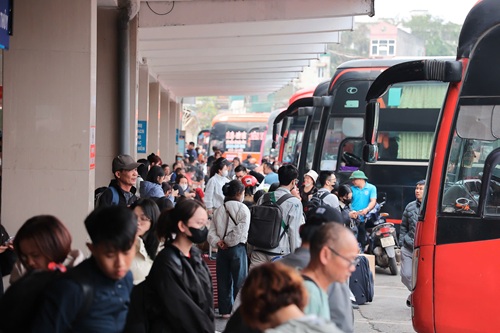 Bến xe Giáp Bát chiều 26 Tết. Ảnh: Minh Hạnh 