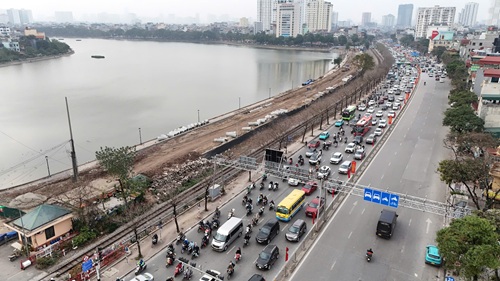 Traffic jam at Hanoi gateway on the afternoon of the 26th of Tet. Photo: Minh Hanh