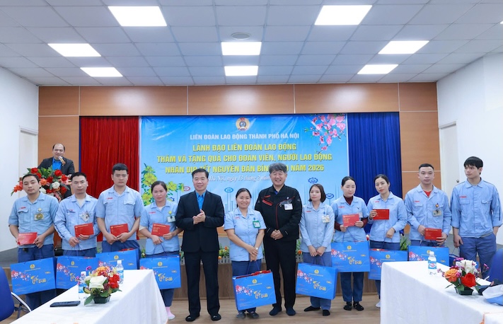 Đoàn viên, người lao động Công ty TNHH phụ tùng xe máy Yamaha Motor Việt Nam nhận quà Tết ngày 13.2. Ảnh: Ngọc Ánh