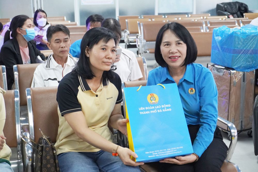 Người lao động vui mừng khi được nhận những phần quà dịp Tết trước khi về quê. Ảnh: Trần Thi