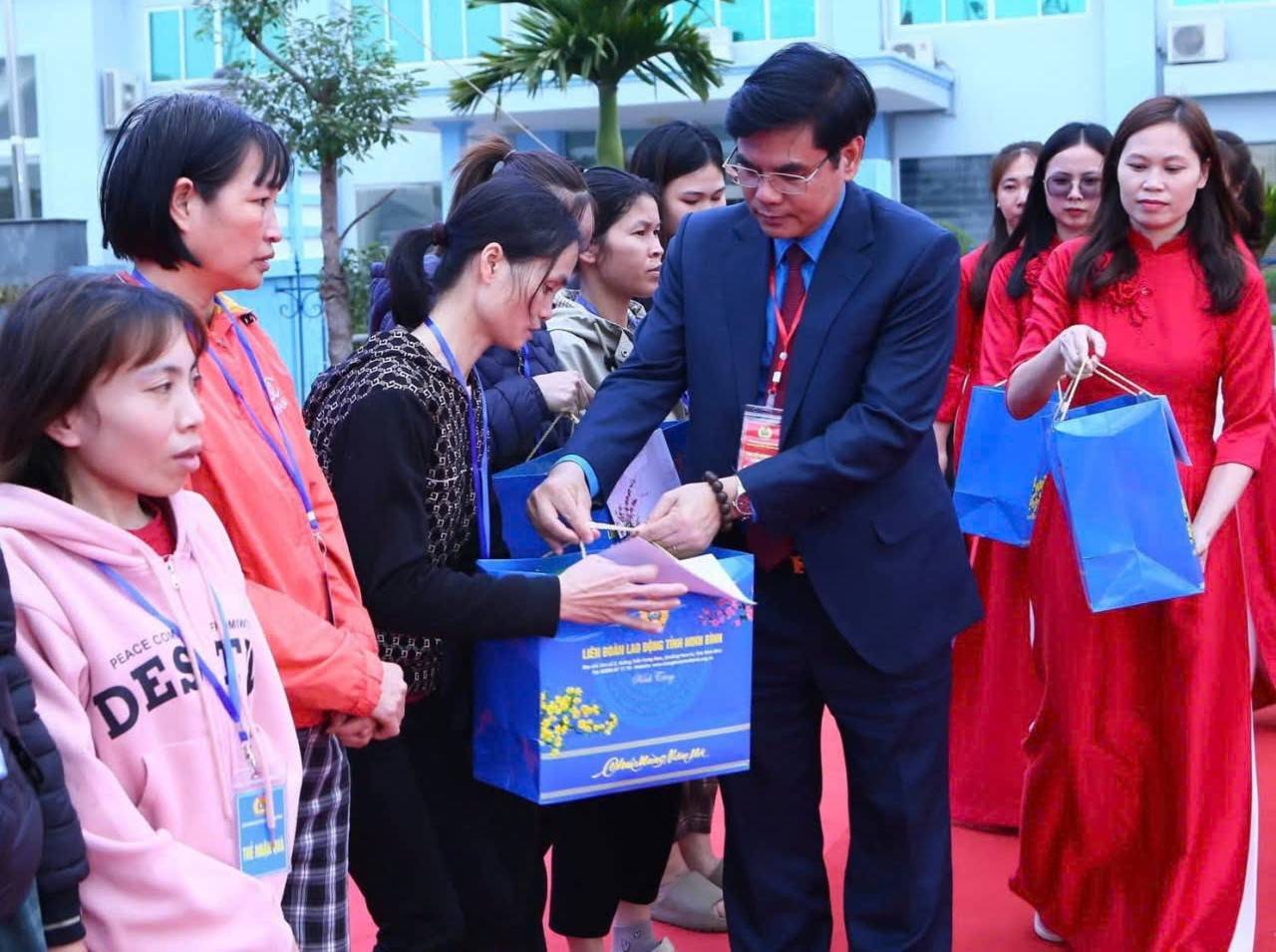 Ông Nguyễn Hải Long - Chủ tịch LĐLĐ tỉnh Ninh Bình trao quà Tết cho đoàn viên, CNLĐ có hoàn cảnh khó khăn. Ảnh: Nguyễn Trường