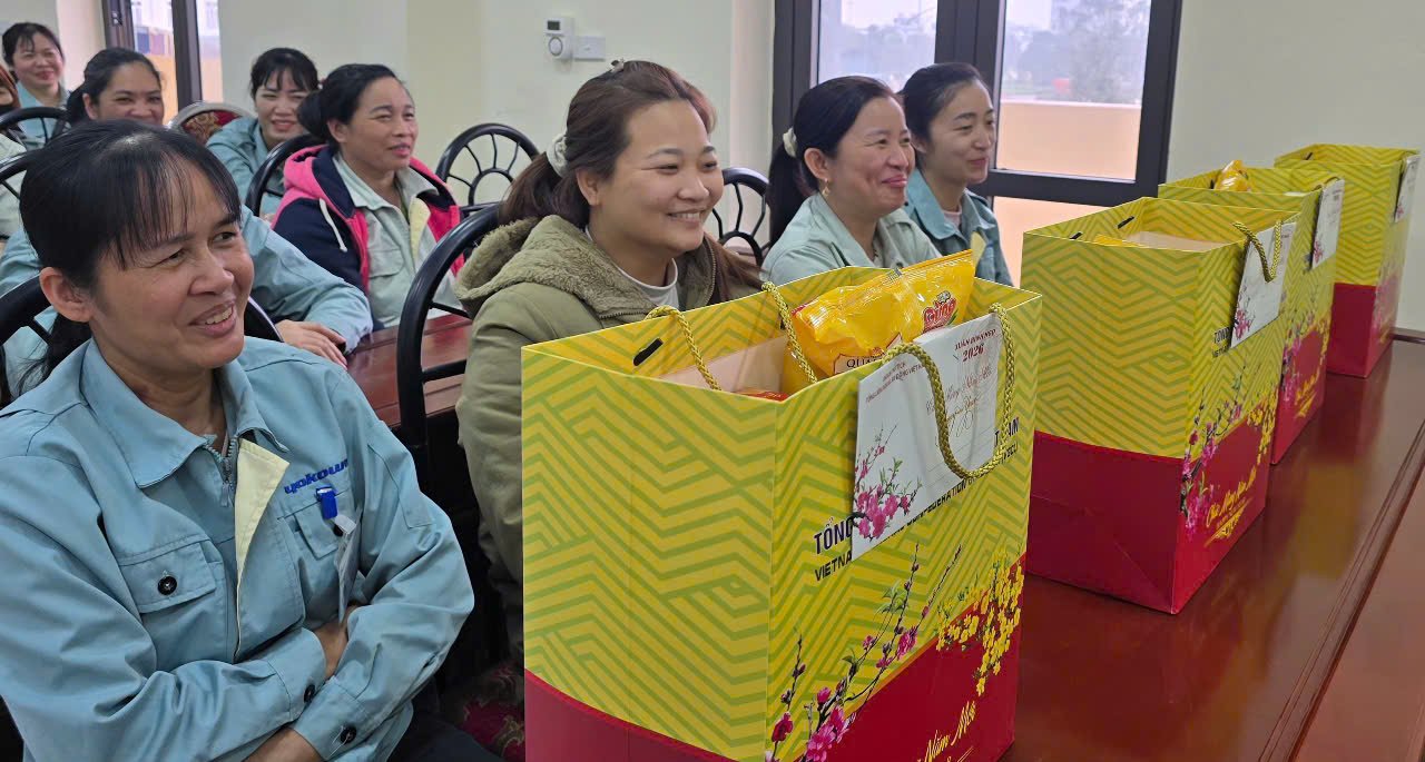 Chị Vũ Thúy Liễu (ngoài cùng bên trái), phấn khởi khi nhận được quà Tết của Tổng LĐLĐ Việt Nam. Ảnh: Nguyễn Trường
