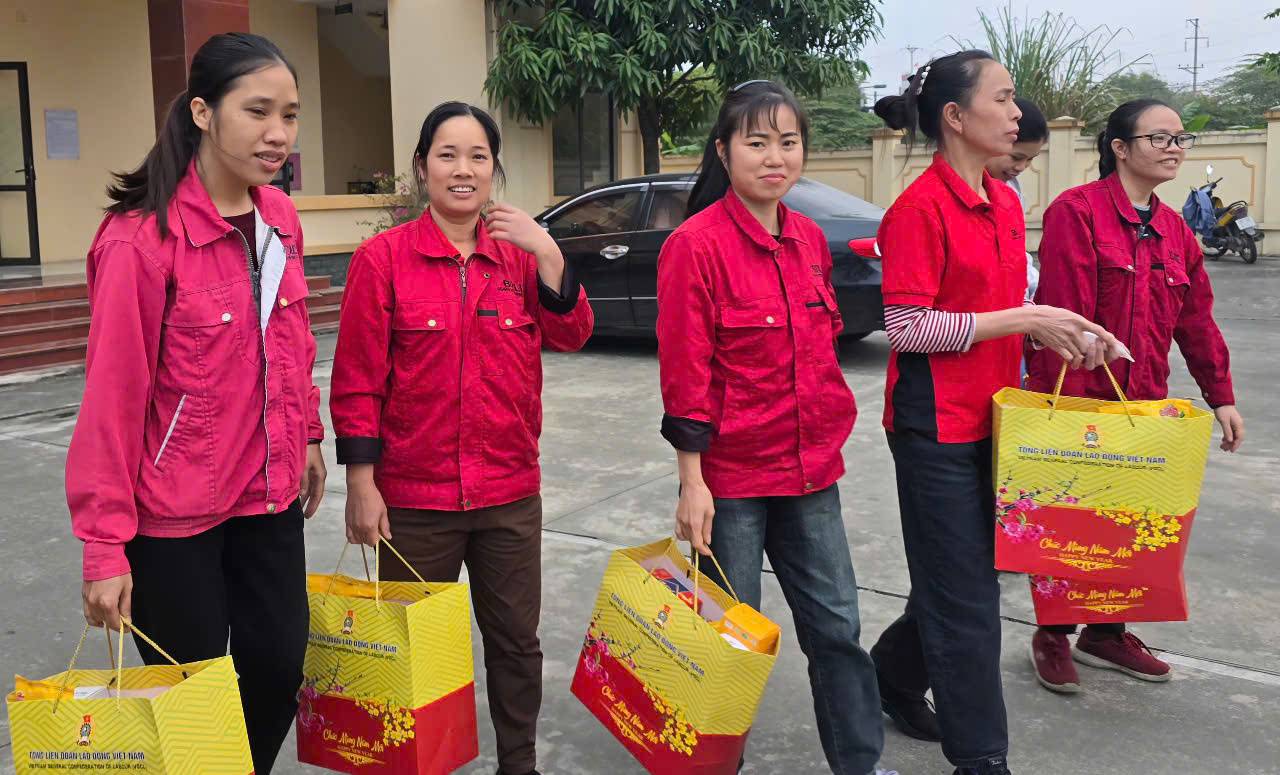 The joy of union members and workers in difficult circumstances in Ninh Binh when receiving Tet gifts from the Vietnam General Confederation of Labour. Photo: Nguyen Truong