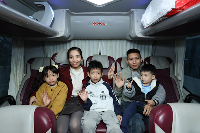 The family of Mr. Nguyen Khac Trong and Ms. Nguyen Thi Ngoc Anh - one of many worker families who returned to their hometown to celebrate Tet by Trade Union bus. Photo: Hai Nguyen