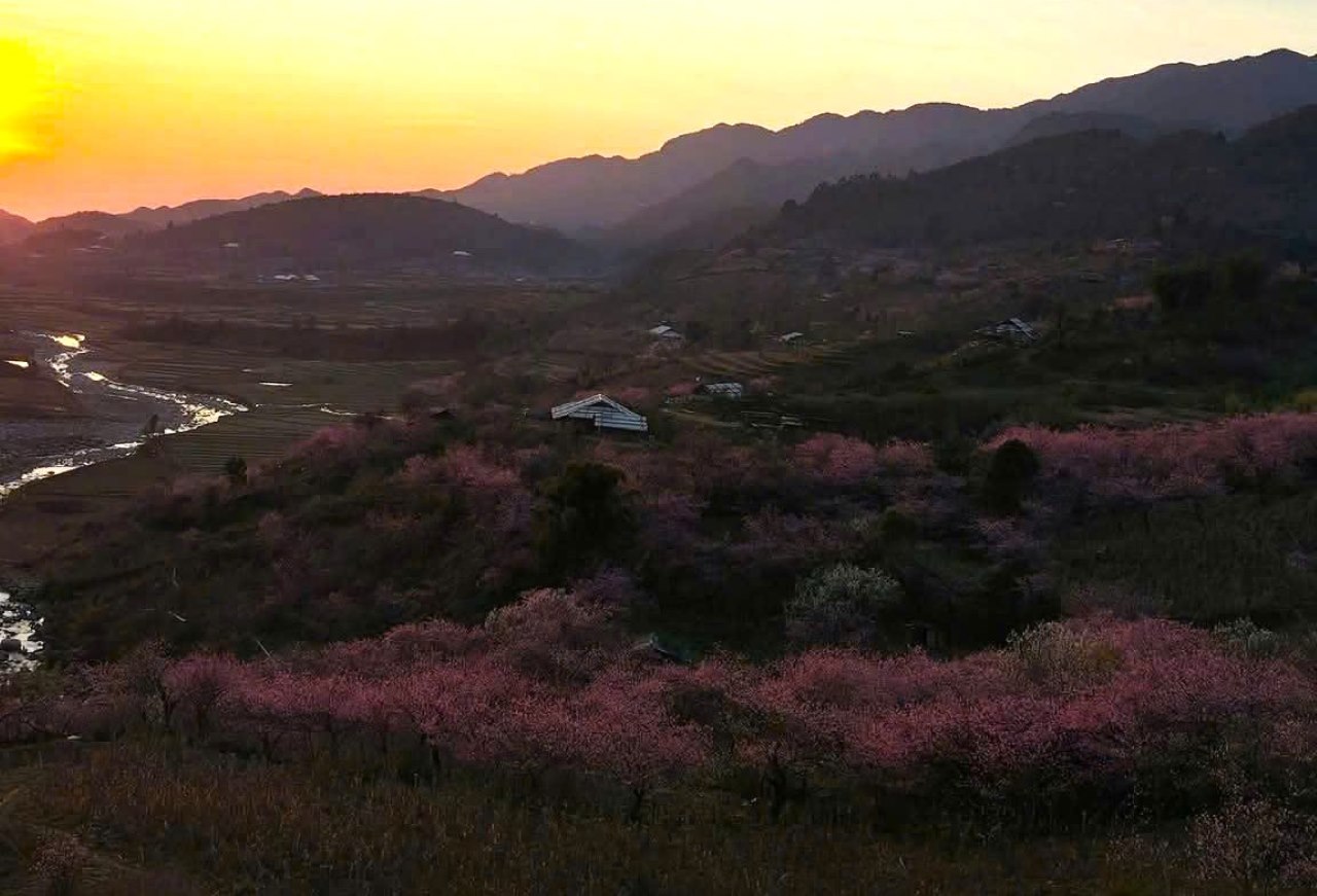 Thôn Lùng Cúng mang vẻ đẹp hoang sơ, cổ kính. Ảnh: Văn Đức