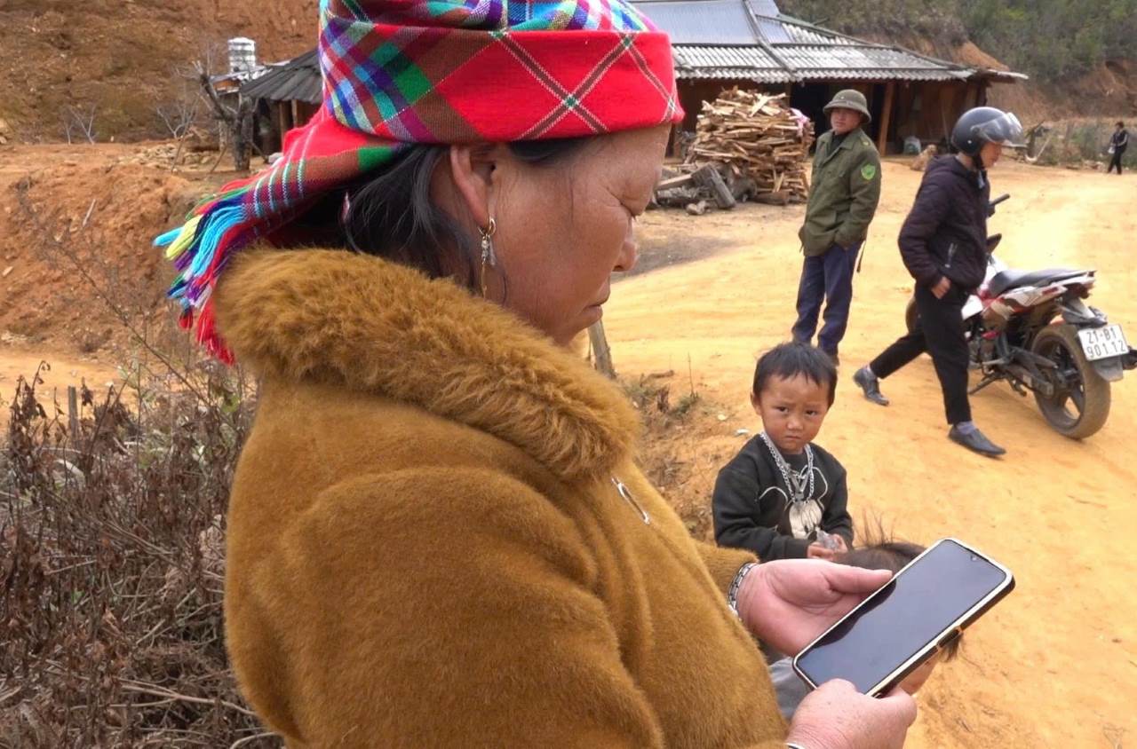 Bà con vui mừng vì năm mới có sóng điện thoại gọi điện cho người thân. Ảnh: Văn Đức