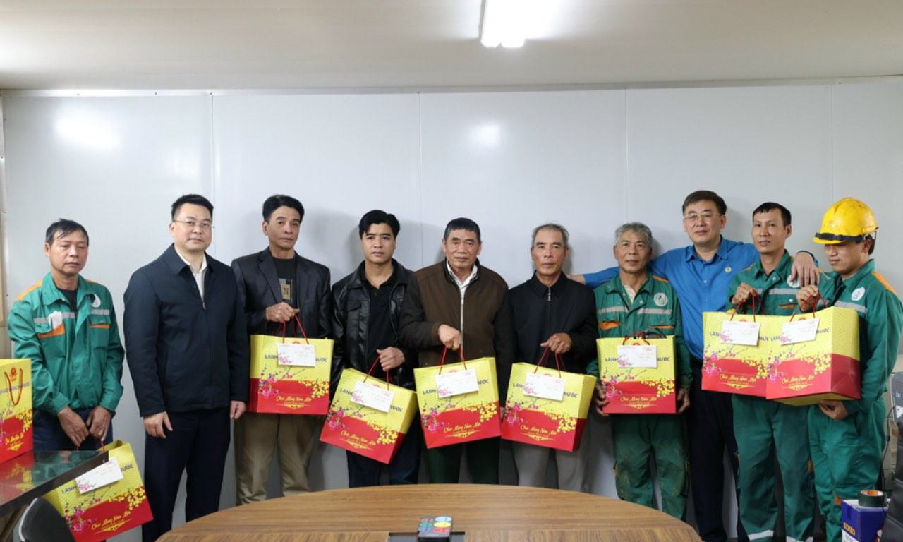 Chairman of Bac Ninh Provincial Labor Federation Thach Van Chung and Chief of Office of the National Assembly Delegation and People's Council of Bac Ninh province Nguy Van Tuyen present Tet gifts to workers in difficult circumstances working at enterprises. Photo: Nguyen Huyen