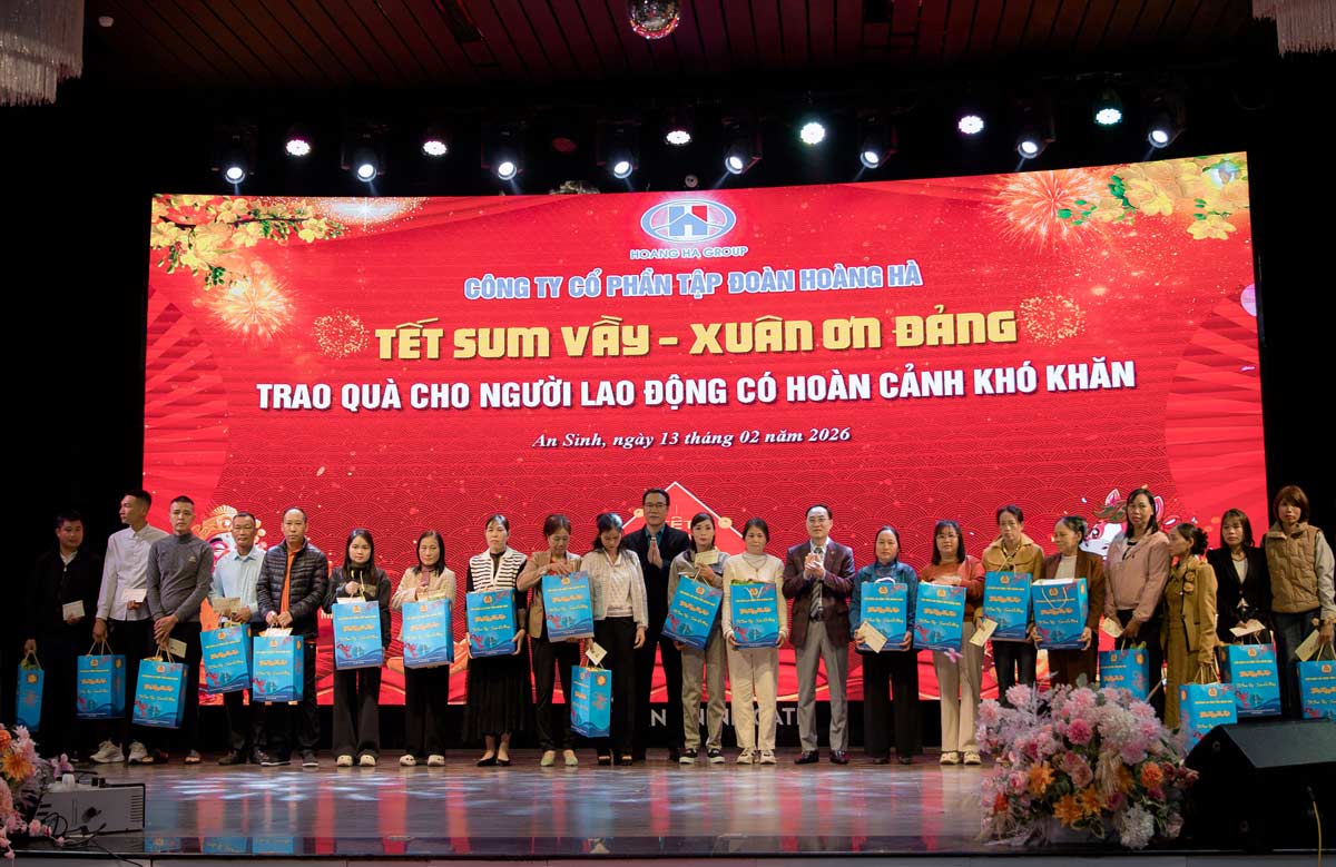 LĐLĐ tỉnh Quảng Ninh trao 20 phần quà cho công nhân, người lao động Công ty CP Tập đoàn Hoàng Hà. Ảnh: Đoàn Hưng