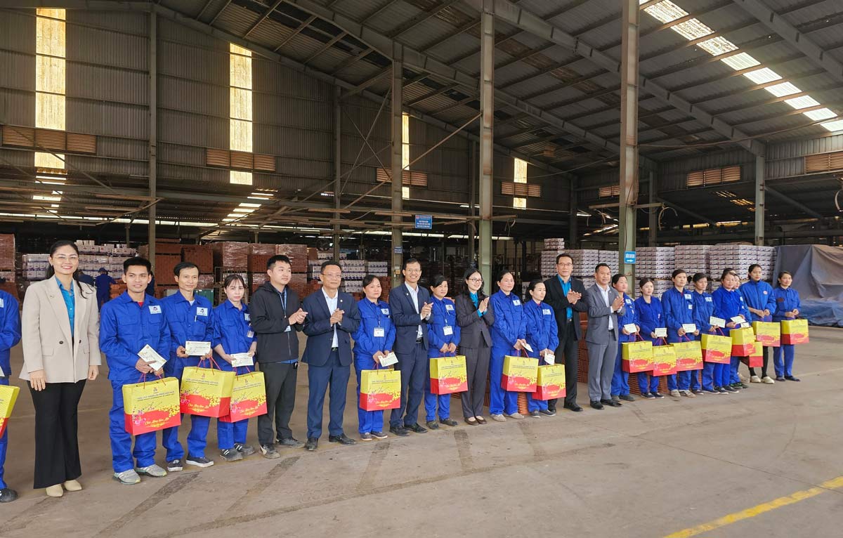 LĐLĐ tỉnh Quảng Ninh trao 20 suất quà Tết cho công nhân, người lao động Công ty CP Gốm Đất Việt. Ảnh: Đoàn Hưng