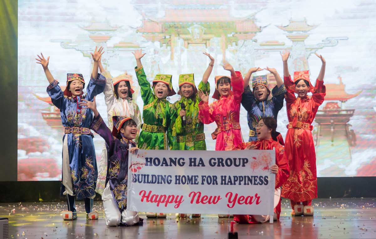 Một phần thi văn nghệ tại Chương trình Tết Sùm vầy do Công ty CP Tập đoàn Hoàng Hà tổ chức. Ảnh: Đoàn Hưng