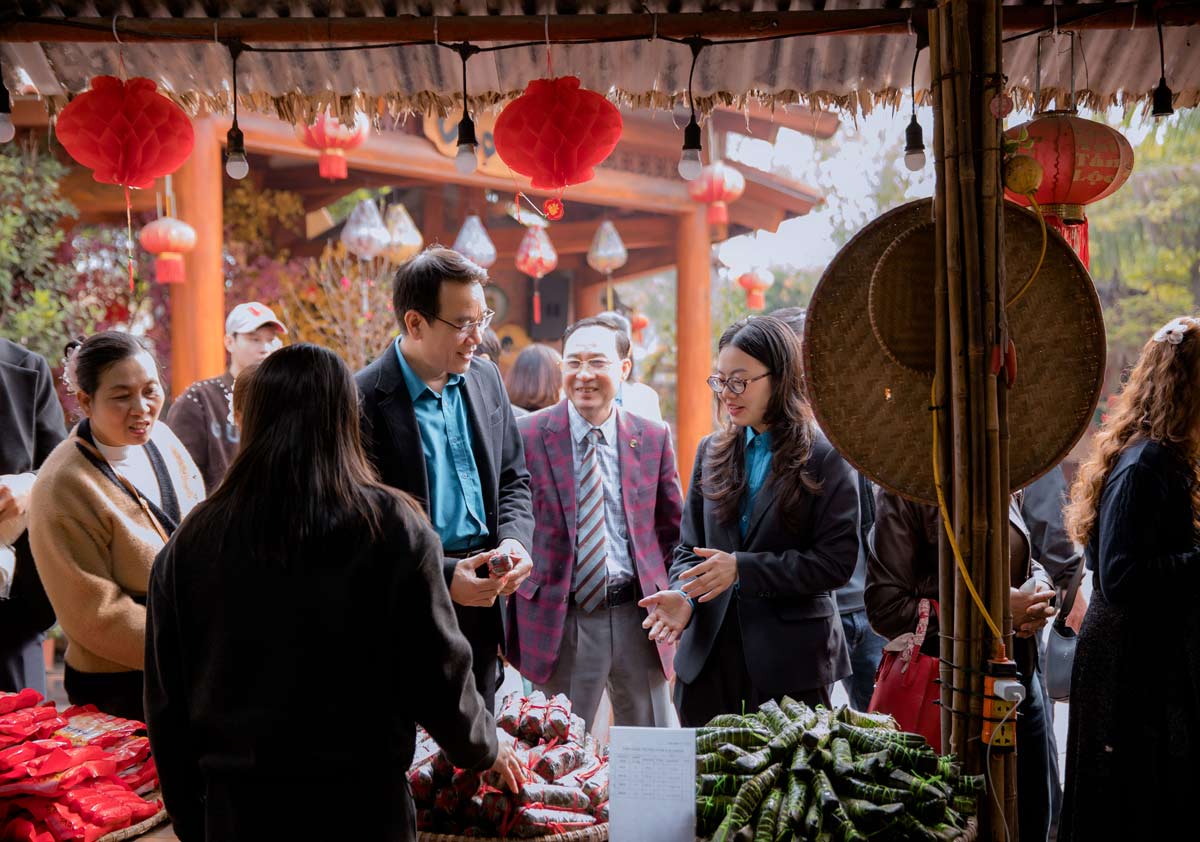 Mr. To Xuan Thao - Chairman of Quang Ninh Provincial Labor Federation - and leaders of Hoang Ha Group Joint Stock Company visit discount booths for union members and workers at the "Tet Sum vay - Spring in the Party" Program. Photo: Doan Hung