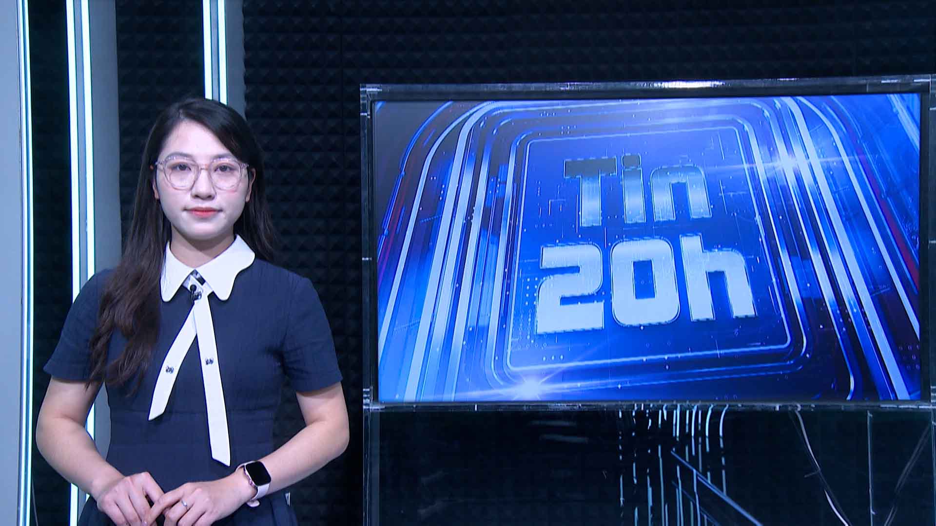 8 PM News: Ministry of Education and Training issues new regulations on teaching norms for teachers