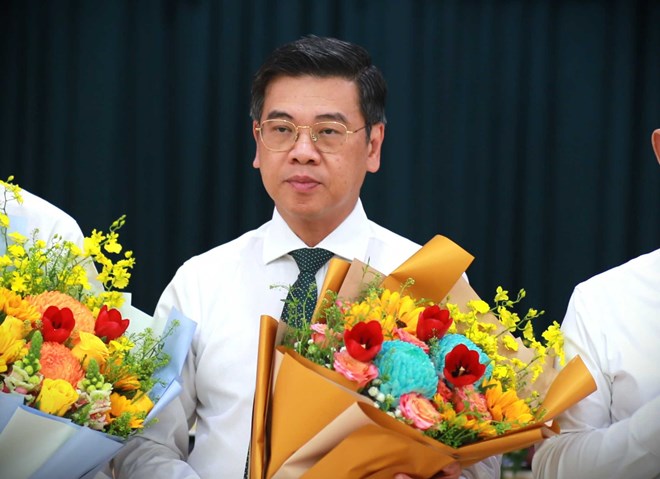The National Assembly Standing Committee has approved the election results of Vice Chairman of the People's Council of Ho Chi Minh City, term X, 2021 - 2026 for Mr. Nguyen Van Dung. Photo: Minh Quan