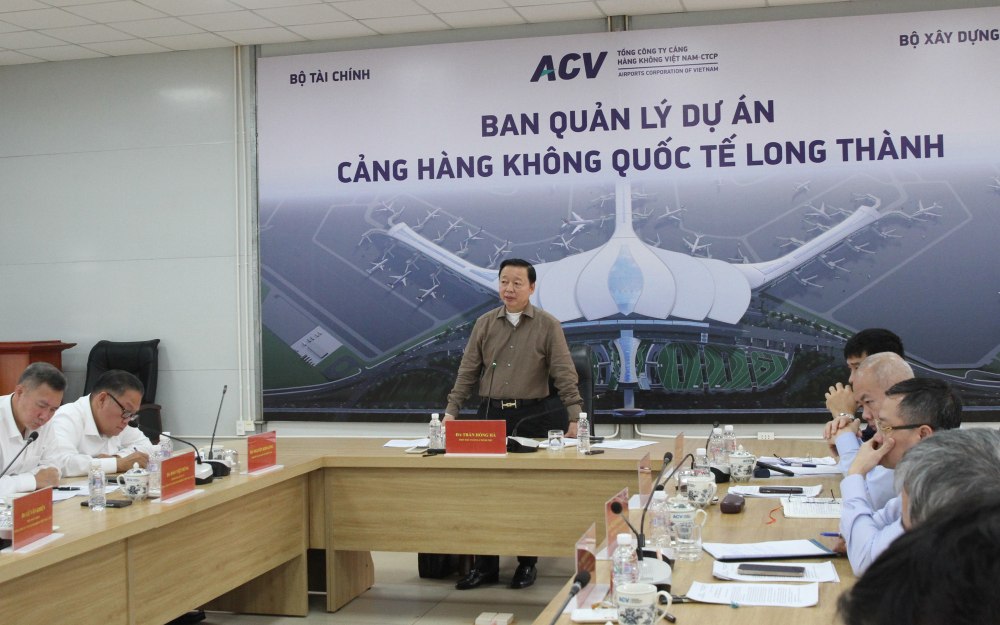 Deputy Prime Minister Tran Hong Ha works with investors, contractors, Dong Nai province and some ministries and sectors on the implementation of packages and component projects of Long Thanh airport on February 11. Photo: VGP/Le Anh
