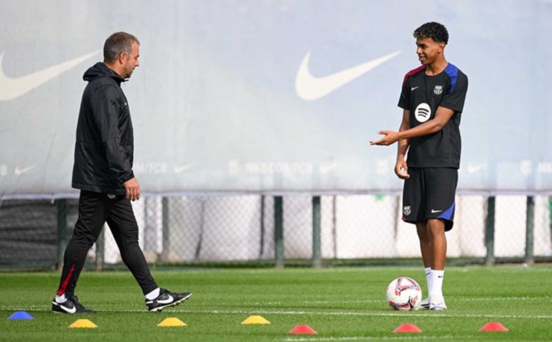 Hansi Flick cần có cách tiếp cận khác. Ảnh: AFP