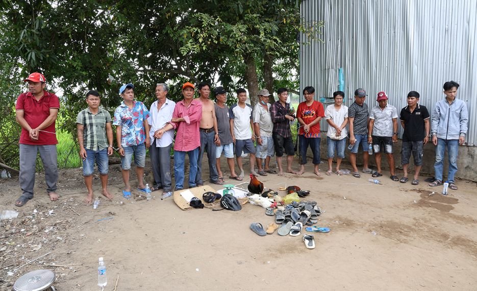 Các đối tượng liên quan sau khi tụ điểm đá gà bị triệt phá. Ảnh: Vũ Tiến