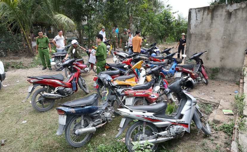 Phương tiện xe may tại hiện trường tụ điểm đá gà. Ảnh: Vũ Tiến